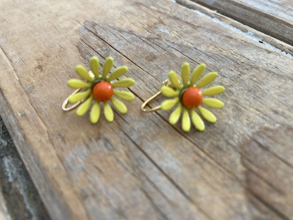 Vintage Enamel Clip Earrings Dainty Yellow Daisies 1960s .5+ in dia