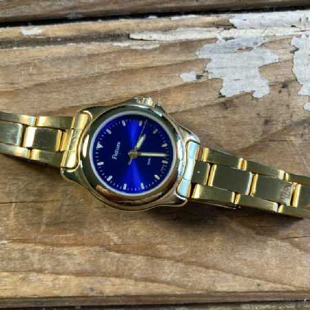 Vintage Ladies' Wrist Watch Futura Quartz Goldtone Band Blue Face Japan Mvmt China For Repair - Pic1