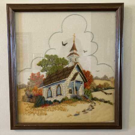 Vintage Framed Crewel Picture On Linen Cotton Old Country Church Pastoral Scene 1970s-Pic1
